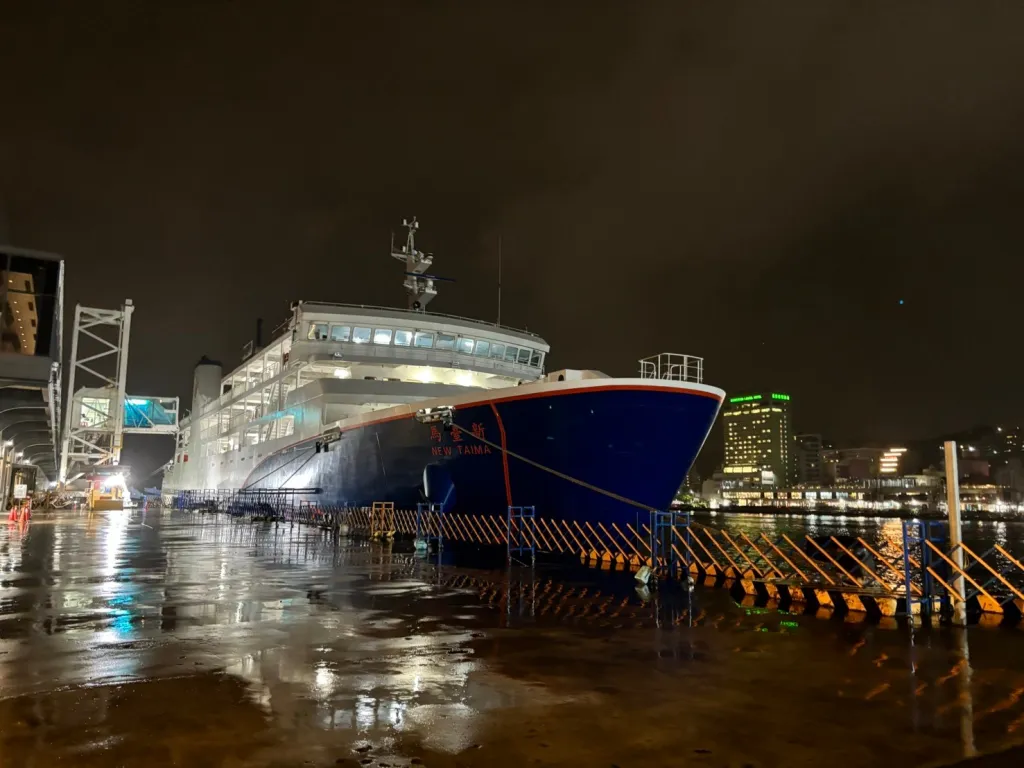 臺馬輪夜間甲板